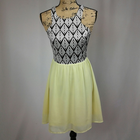 Lulus Dresses & Skirts - Lulu's fit and flare geometric and yellow dress s